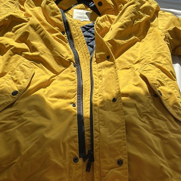 Big, thick, yellow coat - Picture 4 of 6